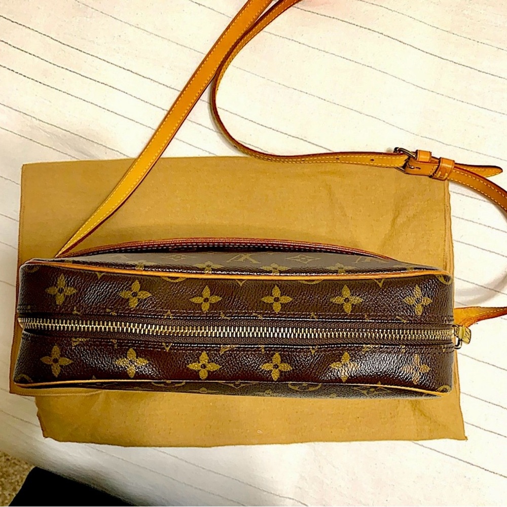 Authentic Louis Vuitton Tracadero 27 Monogram - Picture 8 of 13